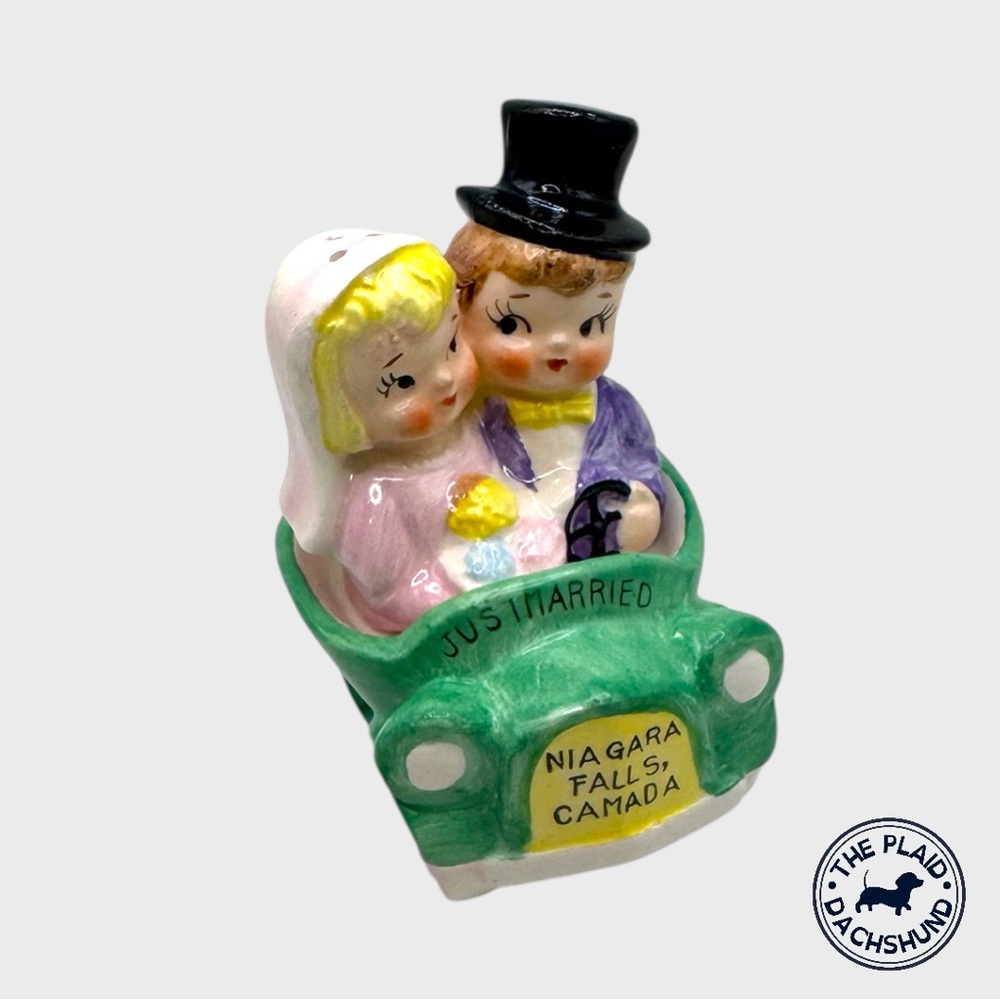 Vintage Just Married Niagara Falls Shakers